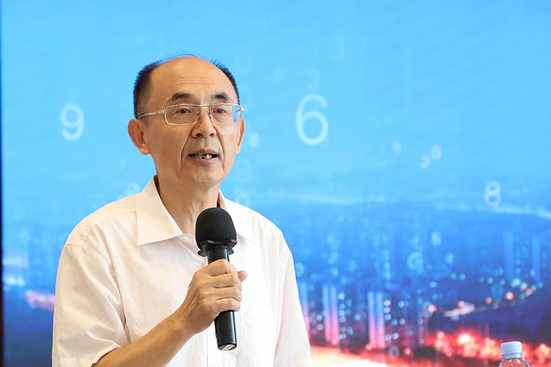“老交通”智庫副主任、原交通運輸部總工程師周偉主持沙龍.jpg
